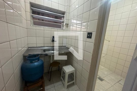 Cozinha de apartamento para alugar com 1 quarto, 29m² em Centro, São Vicente
