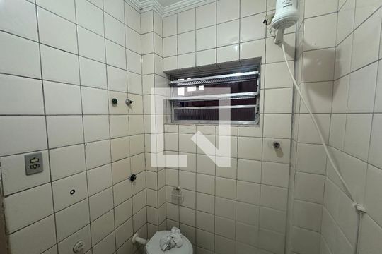 Banheiro de apartamento para alugar com 1 quarto, 29m² em Centro, São Vicente