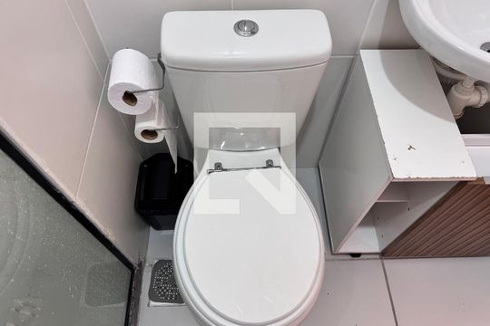 Banheiro Social de casa de condomínio para alugar com 2 quartos, 84m² em Vargem Grande, Rio de Janeiro