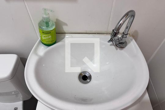 Banheiro Social de casa de condomínio para alugar com 2 quartos, 84m² em Vargem Grande, Rio de Janeiro