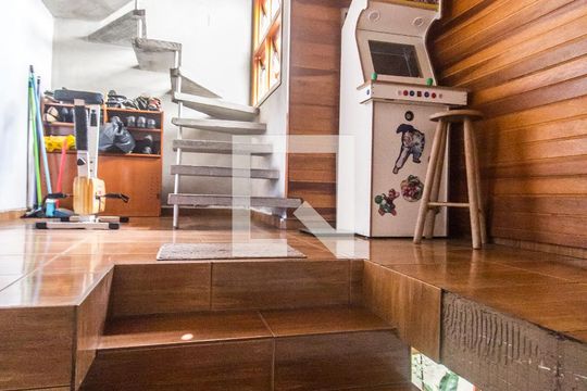 Escada de casa à venda com 1 quarto, 125m² em Nova Aldeinha, Barueri