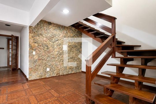 Sala de casa para alugar com 4 quartos, 486m² em Partenon, Porto Alegre