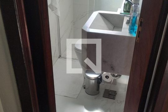 Banheiro de casa de condomínio à venda com 2 quartos, 50m² em Vila João Ramalho, Santo André