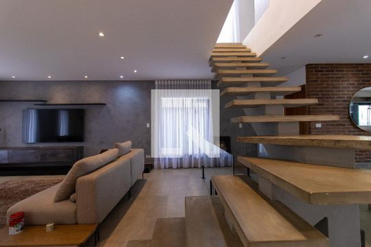 Escadas de casa de condomínio para alugar com 4 quartos, 252m² em Granja Viena, Cotia