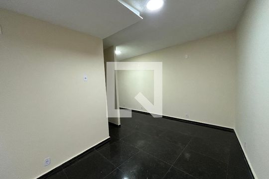 Sala de casa para alugar com 2 quartos, 200m² em Vila Valqueire, Rio de Janeiro