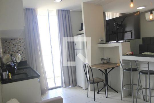 Sala e cozinha  de kitnet/studio para alugar com 1 quarto, 39m² em Vila Augusta, Guarulhos