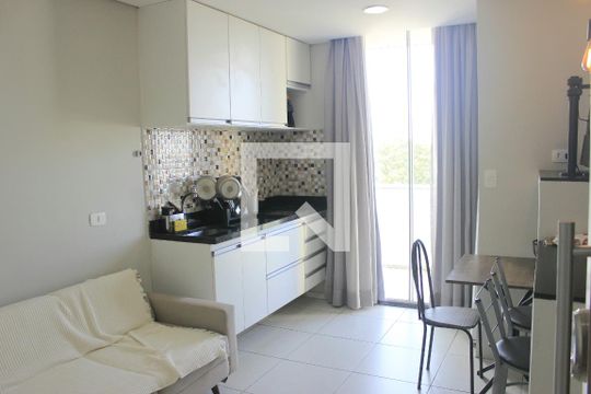 Sala e cozinha  de kitnet/studio para alugar com 1 quarto, 39m² em Vila Augusta, Guarulhos