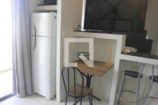 Sala e cozinha  de kitnet/studio para alugar com 1 quarto, 39m² em Vila Augusta, Guarulhos