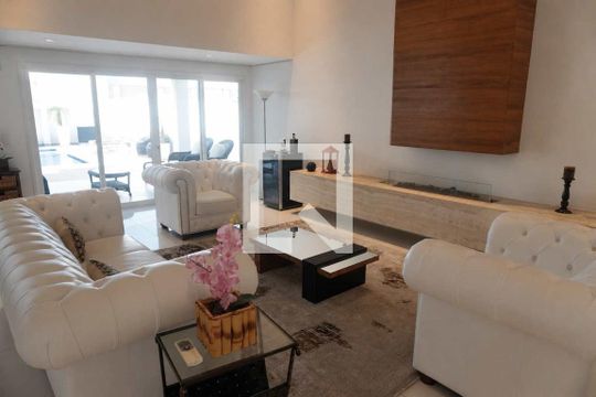 Sala de Estar de casa de condomínio para alugar com 4 quartos, 560m² em Alphaville, Santana de Parnaíba