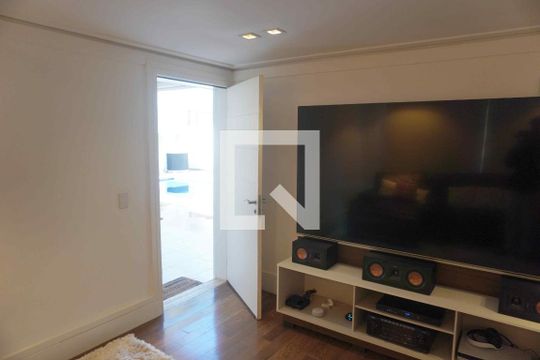 Sala de TV de casa de condomínio para alugar com 4 quartos, 560m² em Alphaville, Santana de Parnaíba