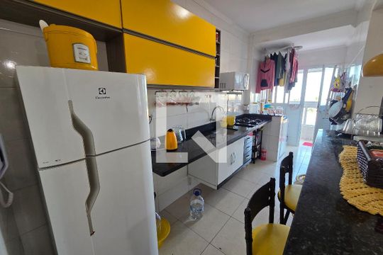 Cozinha de apartamento para alugar com 2 quartos, 67m² em Guilhermina, Praia Grande