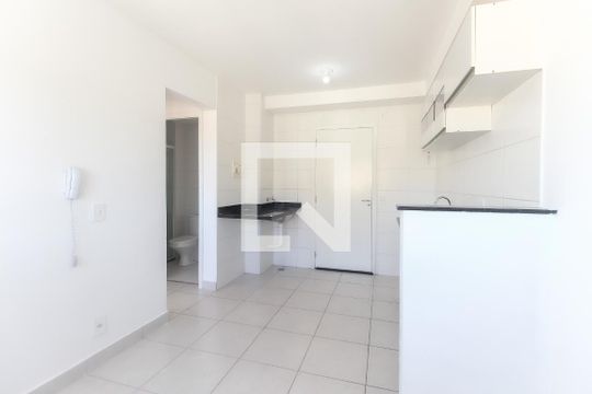 Sala - Cozinha de apartamento para alugar com 2 quartos, 32m² em Vila Carmosina, São Paulo