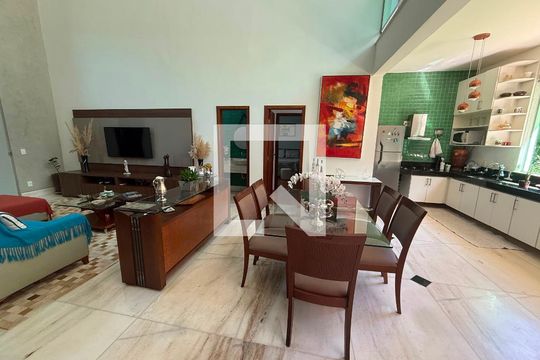 Sala de casa de condomínio para alugar com 5 quartos, 300m² em Retiro do Chale, Brumadinho
