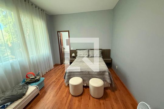 quarto 1 de casa de condomínio para alugar com 5 quartos, 300m² em Retiro do Chale, Brumadinho