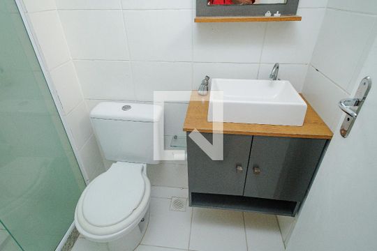 Banheiro da Suíte 1 de casa de condomínio para alugar com 2 quartos, 104m² em Santíssimo, Rio de Janeiro