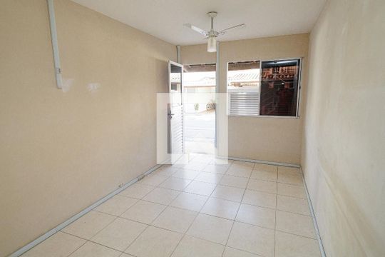 Sala de casa de condomínio para alugar com 2 quartos, 104m² em Santíssimo, Rio de Janeiro