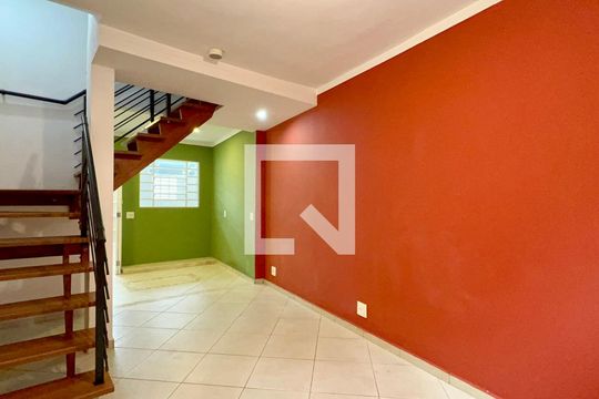 Sala de casa de condomínio para alugar com 2 quartos, 88m² em Pompeia, São Paulo