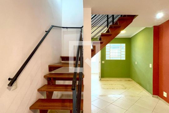 Escada de casa de condomínio para alugar com 2 quartos, 88m² em Pompeia, São Paulo