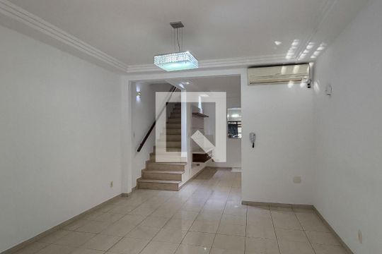 Sala 1 de casa para alugar com 3 quartos, 200m² em Embaré, Santos