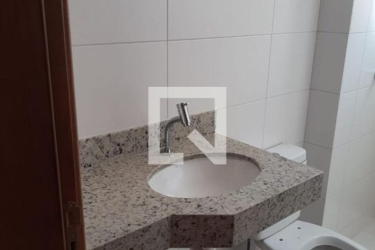 Banheiro social de apartamento para alugar com 2 quartos, 64m² em Setor Leste Universitário, Goiânia