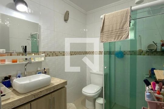 Banheiro de casa à venda com 3 quartos, 194m² em Parque Gerassi, Santo André