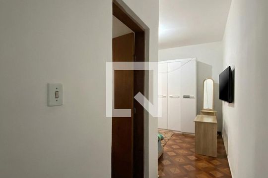 Corredor de casa à venda com 3 quartos, 194m² em Parque Gerassi, Santo André