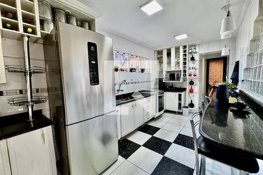 Casa à venda com 3 quartos, 268m² em Carlos Prates, Belo Horizonte