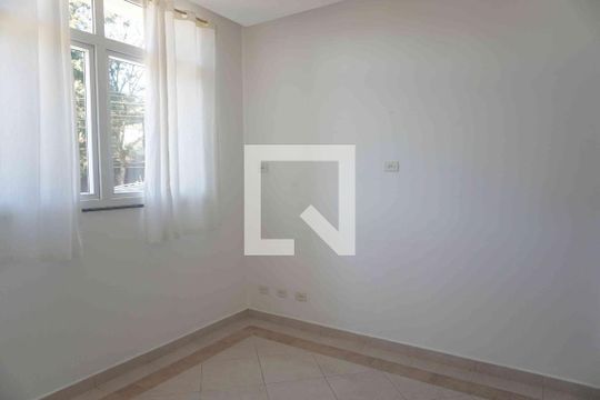 Sala de TV de casa de condomínio à venda com 2 quartos, 360m² em Morada dos Pássaros, Barueri