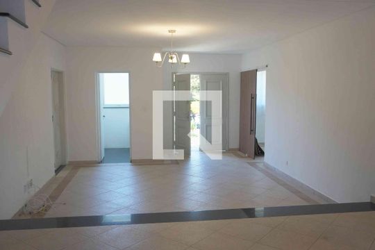 Sala de casa de condomínio à venda com 2 quartos, 360m² em Morada dos Pássaros, Barueri