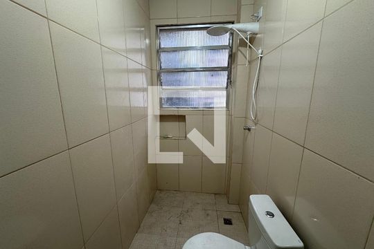 Banheiro de apartamento para alugar com 1 quarto, 45m² em Centro, São Vicente