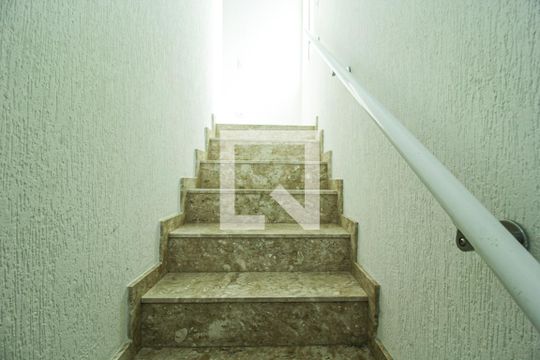 Escada de casa para alugar com 3 quartos, 200m² em Vila Cavaton, São Paulo