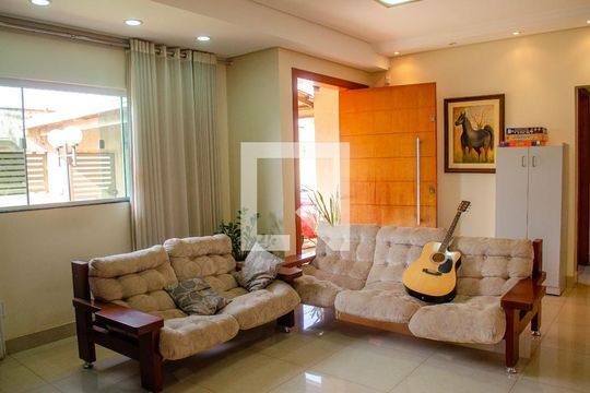 Sala de casa à venda com 7 quartos, 630m² em Osvaldo Rosa, Goiânia