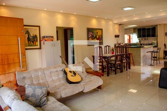 Sala de casa à venda com 7 quartos, 630m² em Osvaldo Rosa, Goiânia