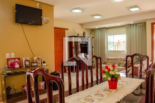 Sala de Jantar de casa à venda com 7 quartos, 630m² em Osvaldo Rosa, Goiânia