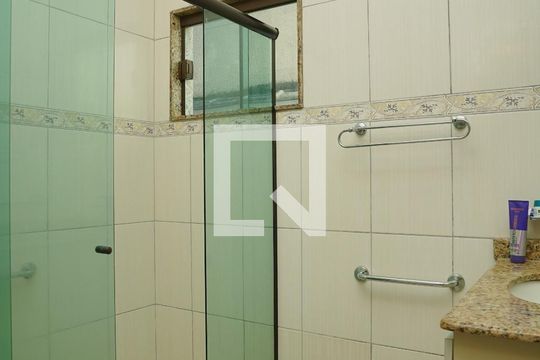 Banheiro do Quarto 1 de casa de condomínio para alugar com 4 quartos, 251m² em Inoã, Maricá