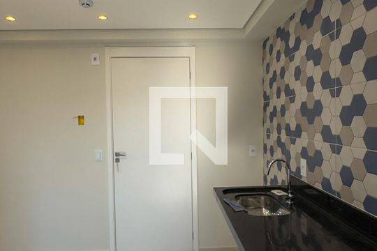 Sala, Cozinha e Área de Serviço de apartamento para alugar com 2 quartos, 36m² em Jardim Aeroporto, São Paulo