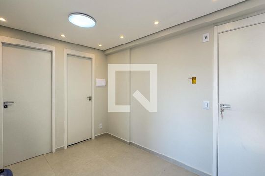 Sala, Cozinha e Área de Serviço de apartamento para alugar com 2 quartos, 36m² em Jardim Aeroporto, São Paulo