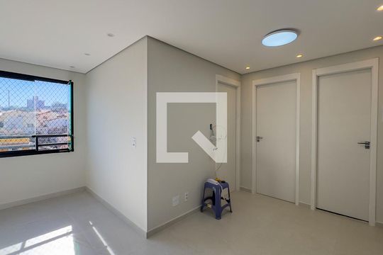Sala, Cozinha e Área de Serviço de apartamento para alugar com 2 quartos, 36m² em Jardim Aeroporto, São Paulo