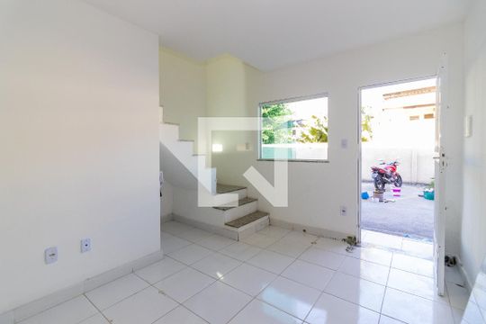 Sala de casa de condomínio para alugar com 2 quartos, 65m² em Bangu, Rio de Janeiro
