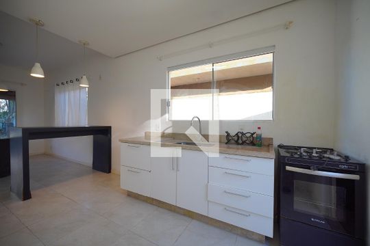Cozinha de casa para alugar com 2 quartos, 110m² em Rio Tavares, Florianópolis