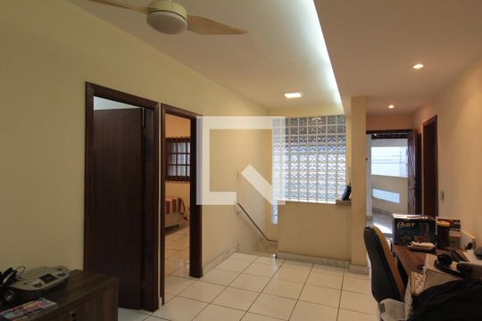 Hall dos Quartos de casa à venda com 3 quartos, 180m² em Alípio de Melo, Belo Horizonte