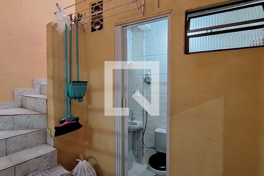 Banheiro de serviço de casa para alugar com 2 quartos, 125m² em Jardim Peri, São Paulo