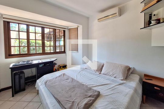 Suíte 1 de casa à venda com 4 quartos, 350m² em Serra Grande, Niterói