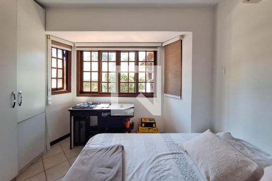 Suíte 1 de casa à venda com 4 quartos, 350m² em Serra Grande, Niterói