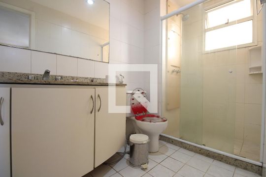 Banheiro da suíte de apartamento para alugar com 1 quarto, 50m² em Barra Olímpica, Rio de Janeiro