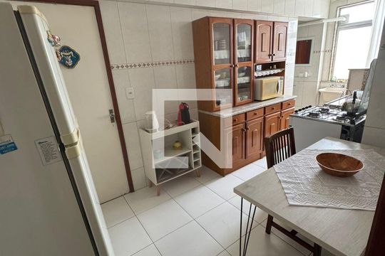 Cozinha de apartamento para alugar com 2 quartos, 75m² em Centro, Pelotas