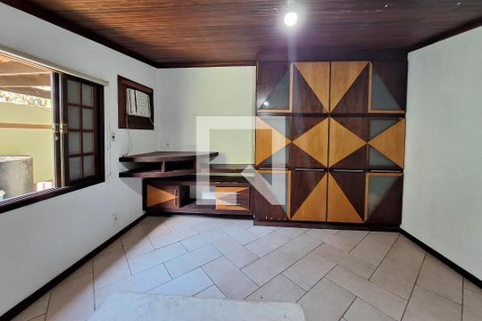 Quarto 1 de casa à venda com 5 quartos, 311m² em Itacoatiara, Niterói