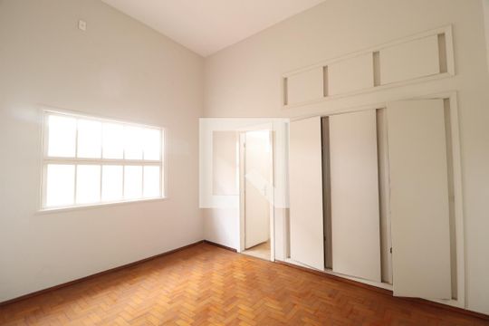 Suíte de casa para alugar com 4 quartos, 180m² em Centro, Uberlândia