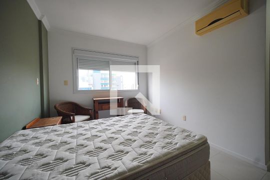 Suíte  de apartamento para alugar com 2 quartos, 87m² em Centro, Florianópolis