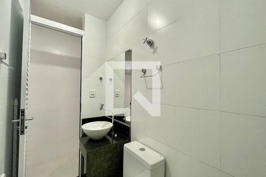 Banheiro  de kitnet/studio para alugar com 1 quarto, 26m² em Santa Cruz, Belo Horizonte